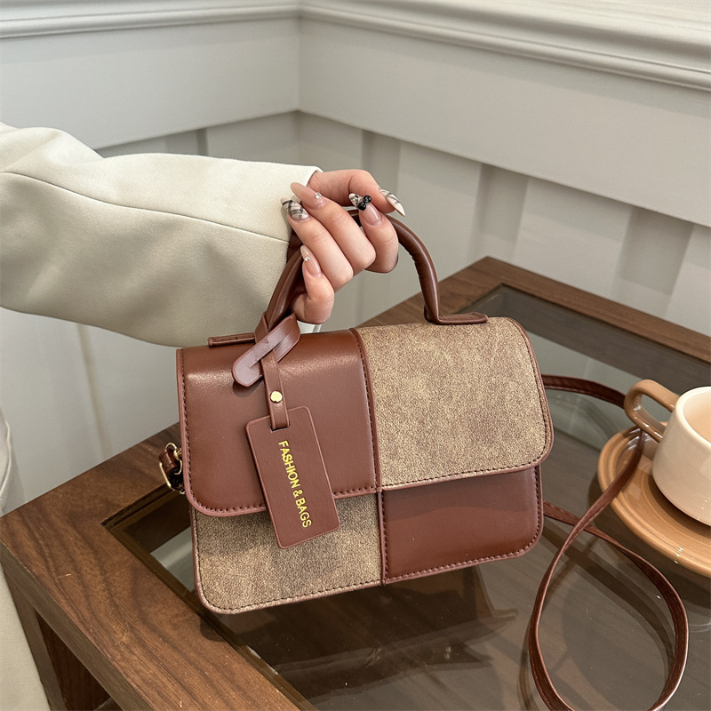 Niche Design Portable Small Bag Women's Winter New Fashionable Commuter Small Square Bag High Beauty Shoulder Bag