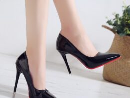 Red-Soled High-Heeled Shoes for Women, Comfortable and Not Tiring for the Feet, with Thin Heels, Spring 2026, Black Heels, Large Size, Pointed Toe, Sizes 41-43, Shallow Mouth